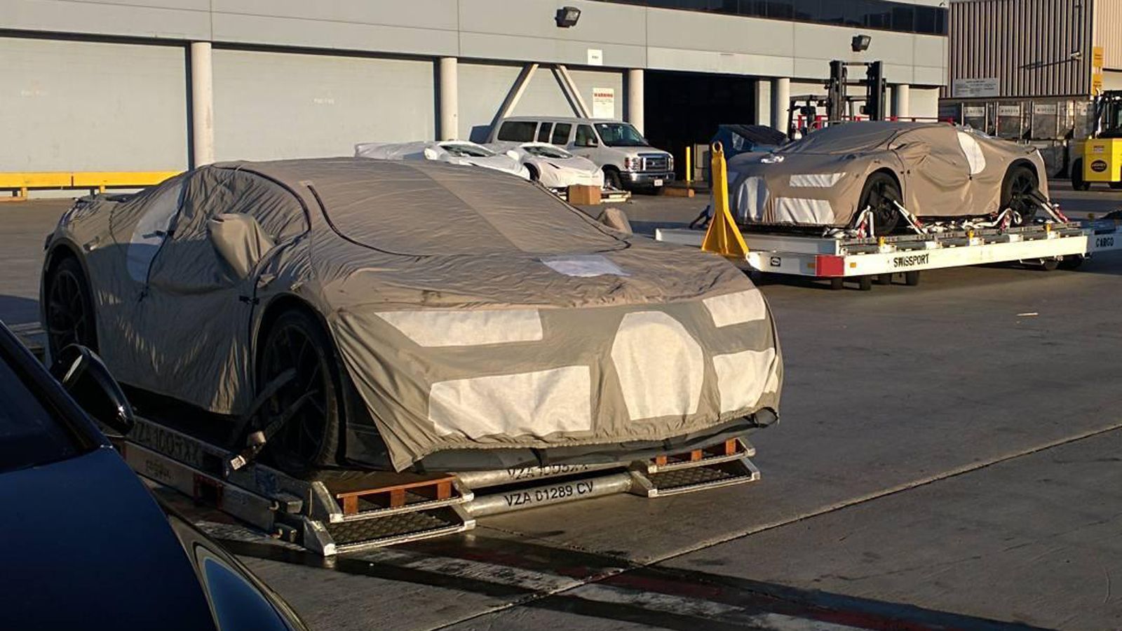 Η Bugatti Chiron θα αποδίδει 1.500 ίππους, θα κάνει το 0-100 χλμ/ώρα σε 2 δλ, ενώ η τελική ενδέχεται να ξεπερνάει τα 450 χλμ/ώρα. Στην φωτό το πρωτότυ